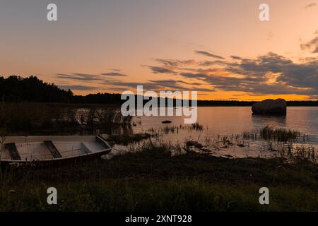 Bateaux, rochers et rochers sur une plage d'Altja, un village de pêcheurs typique en bord de mer sur une rive du golfe de Finlande, parc national de Lahemaa, au nord de l'Estoni Banque D'Images