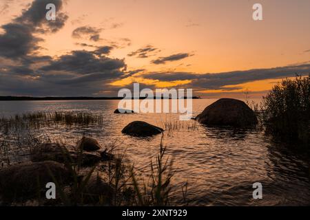 Rochers et rochers sur une plage d'Altja, un village de pêcheurs typique en bord de mer sur une rive du golfe de Finlande, parc national de Lahemaa, au nord de l'Estonie. Banque D'Images