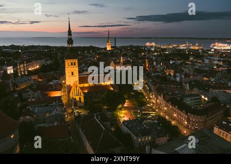 Vue aérienne emblématique de la vieille ville de Tallinn la nuit d'été. Olaf's, Eglises de Michael, cathédrale Alexander Nevsky, murs défensifs, toiture Banque D'Images