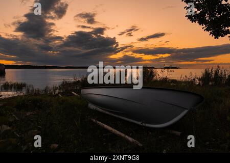 Bateaux, rochers et rochers sur une plage d'Altja, un village de pêcheurs typique en bord de mer sur une rive du golfe de Finlande, parc national de Lahemaa, au nord de l'Estoni Banque D'Images