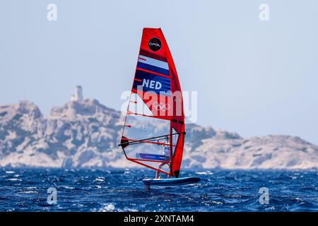 Marseille, France. 01 août 2024. MARSEILLE, FRANCE - 2 AOÛT : Luuc van Opzeeland des pays-Bas en compétition dans la planche à voile masculine lors du jour 6 de voile - Jeux Olympiques Paris 2024 à Marseille Marina le 2 août 2024 à Marseille, France. (Photo par ICON Sport/BSR Agency) crédit : BSR Agency/Alamy Live News Banque D'Images