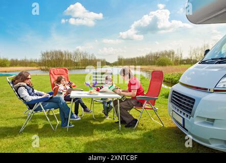 Vacances en famille, Voyage en VR avec des enfants, parents heureux avec des enfants ont du plaisir sur le voyage de vacances en camping-car, camping-car extérieur Banque D'Images