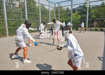 Zone fan des Jeux Olympiques de Paris 2024 dans le Parc Clichy Batignolles Martin Luther-King (17ème arrondissement). Les gens apprennent à clôturer gratuitement dans le parc Banque D'Images