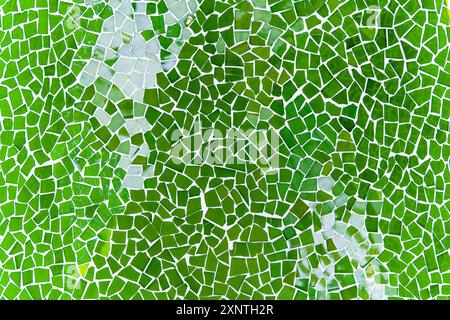 Motif mosaïque abstrait avec différentes nuances de vert. Les petites tuiles créent un design visuellement frappant, idéal pour les arrière-plans ou les projets artistiques. Banque D'Images