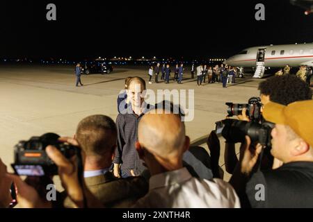 Evan Gershkovich salue des collègues du Wall Street Journal à la base aérienne Andrews, après avoir été libéré de la prison russe dans le cadre d'un échange de prisonniers, le jeudi 2 août 2024. Crédit : Aaron Schwartz/CNP/MediaPunch Banque D'Images