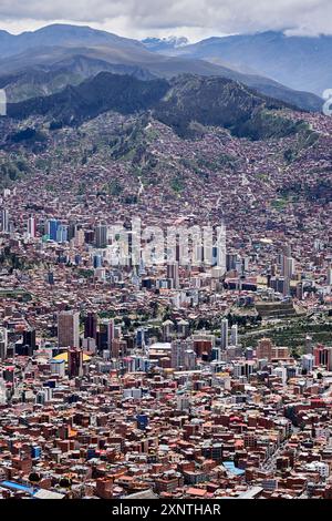 Une vue aérienne époustouflante de la ville de la Paz, Bolivie, mettant en valeur son paysage urbain et les montagnes pittoresques en arrière-plan. Banque D'Images