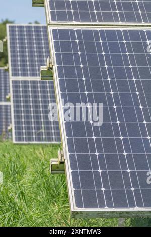 Sections de panneaux solaires monocristallins PV à inclinaison fixe en rack / photovoltaïque. Une source d'énergie « propre » dans le mix énergétique renouvelable. Banque D'Images