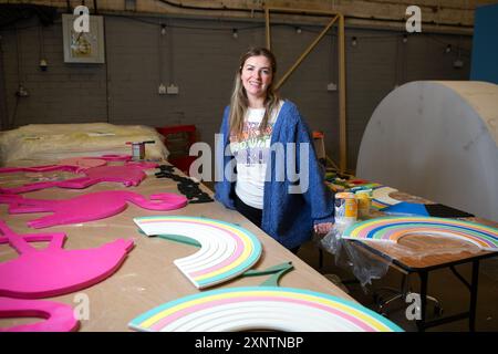 L'artiste décorative Rachel Smith Evans travaille sur l'installation de l'album 'Lover' à Make CIC qui est un espace de travail à Liverpool où les artistes de la ville Banque D'Images