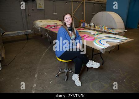 L'artiste décorative Rachel Smith Evans travaille sur l'installation de l'album 'Lover' à Make CIC qui est un espace de travail à Liverpool où les artistes de la ville Banque D'Images