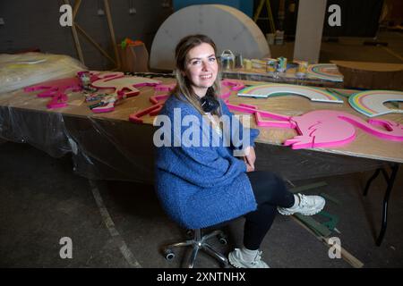 L'artiste décorative Rachel Smith Evans travaille sur l'installation de l'album 'Lover' à Make CIC qui est un espace de travail à Liverpool où les artistes de la ville Banque D'Images