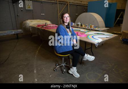 L'artiste décorative Rachel Smith Evans travaille sur l'installation de l'album 'Lover' à Make CIC qui est un espace de travail à Liverpool où les artistes de la ville Banque D'Images