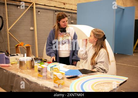 Grace Evans aidant sa mère artiste Rachel Smith Evans sur l'installation «Lover» à Make CIC qui est un espace de travail à Liverpool où les artistes en Banque D'Images