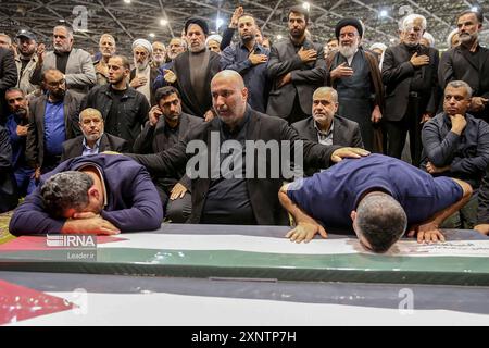 Téhéran, Iran. 02 août 2024. Abdussalam Haniyeh (à gauche), le fils aîné de feu le chef politique du Hamas Ismail Haniyeh, pleure alors qu'il assiste à une cérémonie funéraire, organisée en l'honneur du chef politique du Hamas Ismail Haniyeh, assassiné à Téhéran, Iran, jeudi 1er août 2024, avant son enterrement au Qatar. L'Iran a organisé des cortèges funéraires avec des appels à la vengeance après le meurtre à Téhéran du chef politique du Hamas Ismail Haniyeh dans une grève blâmée sur Israël. Photo de l'Agence de presse de la République islamique IRNA/UPI crédit : UPI/Alamy Live News Banque D'Images