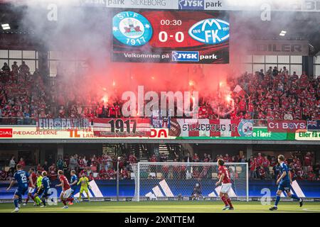 Silkeborg, Danemark. 01 août 2024. Les fans de football de Silkeborg SONT vus sur les tribunes lors du match de qualification de l'UEFA Europa League entre Silkeborg IF et Molde au JYSK Park à Silkeborg. Crédit : Gonzales photo/Alamy Live News Banque D'Images