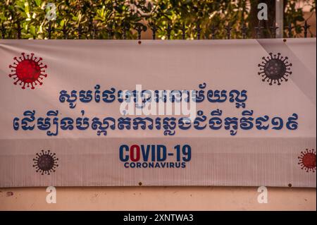 Bilingue COVID - 19 bannière pendant la pandémie du coronavirus, Phnom Penh, Cambodge. 30 octobre 2020. © Kraig Lieb Banque D'Images