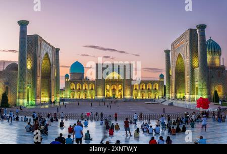 Vue panoramique sur le coucher du soleil sur Registan, Samarcande, Ouzbékistan Banque D'Images