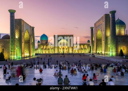 Vue panoramique sur le coucher du soleil sur Registan, Samarcande, Ouzbékistan Banque D'Images