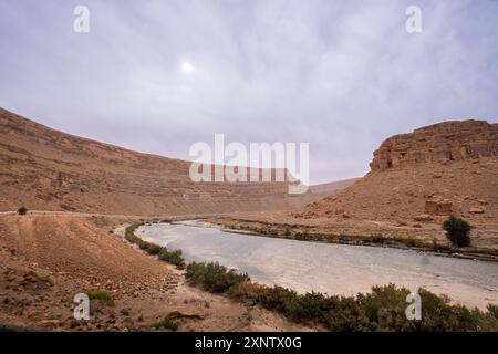 Une rivière sèche traverse le canyon entre les montagnes du moyen Atlas vers le désert marocain. Paysage similaire à mars ou au Colorado Canyon. A h Banque D'Images