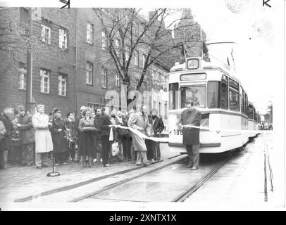 Ouverture de la nouvelle voie de tramway sur le pont Humboldt par le maire de Potsdam Wilfried Seidel (coupant le ruban). Tramway. Transports en commun. Circulation routière. GDR. historique. Photo : MAZ/Annelies Jentsch, 30.04.1985 [traduction automatique] Banque D'Images