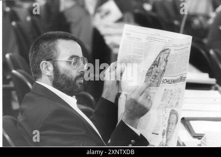 Ancien ministre de la construction Jochen Wolf lisant un journal au parlement de l'État. Démissionne en août 1993 en raison d'un scandale immobilier. Membre du parlement. Politicien. VIT. Portrait. Photo : MAZ/Bernd Gartenschläger, 01.09.1993 [traduction automatique] Banque D'Images