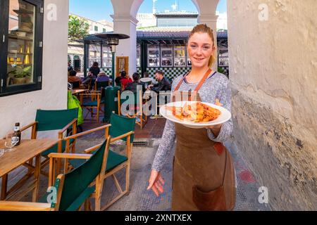 Assiette de crevettes serveuse, Mercat des Peix, Ciutadella, Minorque, , îles baléares, Espagne Banque D'Images