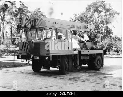 'Potsdam VEB Maschinenbau ''Karl Marx'' Babelsberg Kar-Marx-Werk anciennement Orenstein und Koppel grue pivotante montée sur camion travailleurs de la production industrie RDA conditions de travail productivité grue pivotante montée sur camion type 125 le 1er septembre 1975 photo : MAZ/Archive [traduction automatique]' Banque D'Images