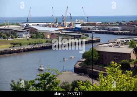 Regarder en bas de la rivière Wear vers la mer du Nord dans le centre-ville de Sunderland, où la zone Riverside de la ville est en train d'être transformée en la ville de Banque D'Images