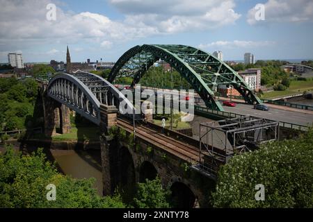 Le pont ferroviaire Monkwearmouth et le pont Wearmouth au-dessus de la rivière Wear dans le centre-ville de Sunderland, où se trouve le quartier Riverside de la ville Banque D'Images