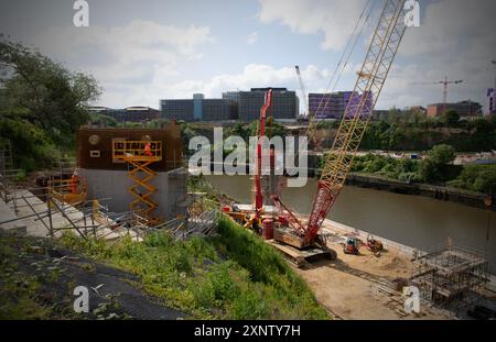 Les premières étapes de la construction d'un nouveau pont qui traversera la rivière Wear à Sunderland, où le secteur Riverside de la ville est en cours de transformation Banque D'Images