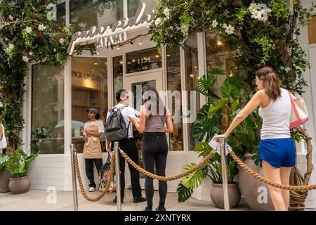 Une succursale de la chaîne de restaurants Pura Vida basée en Floride dans le quartier Nomad à New York le lundi 22 juillet 2024, l'emplacement Nomad est leur premier à New York. (© Richard B. Levine) Banque D'Images