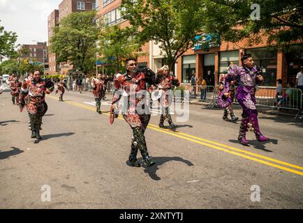 Les participants défilent à Jackson Heights dans le Queens à New York le dimanche 28 juillet 2024 dans le cadre de la 6ème parade annuelle de la Journée péruvienne. (© Richard B. Levine) Banque D'Images