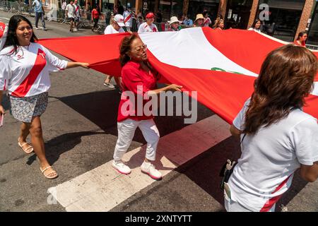 Les participants défilent à Jackson Heights dans le Queens à New York le dimanche 28 juillet 2024 dans le cadre de la 6ème parade annuelle de la Journée péruvienne. (© Richard B. Levine) Banque D'Images