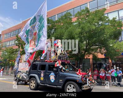 Les participants défilent à Jackson Heights dans le Queens à New York le dimanche 28 juillet 2024 dans le cadre de la 6ème parade annuelle de la Journée péruvienne. (© Frances M. Roberts) Banque D'Images