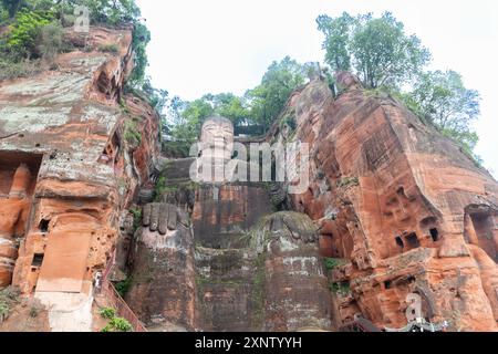 Le Bouddha géant de Leshan est une statue en pierre de 71 mètres de haut, et une attraction touristique populaire dans la province du Sichuan, en Chine Banque D'Images