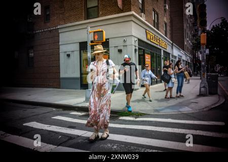Les gens se dépêchent et vaquent à leurs affaires dans le quartier de Chelsea à New York le dimanche 28 juillet 2024. (© Richard B. Levine) Banque D'Images
