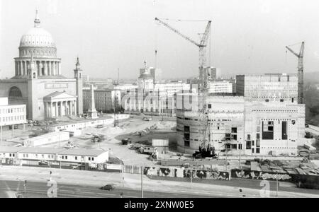 'Potsdam GDR New building Theater Wendezeit Alter Markt vue de l''Interhotel'' , Mercure Hotel à l'Alter Markt avec Nikolaikirche, grue de construction chantier photo : 1990 Digimaz [traduction automatique]' Banque D'Images