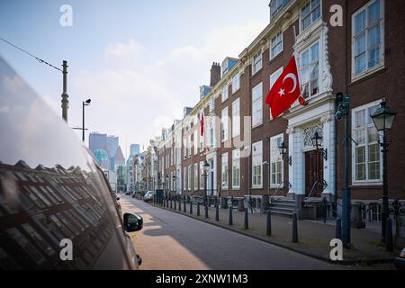 LA HAYE - les drapeaux volent en Berne à l'ambassade de Turquie à la Haye. Le président turc Erdogan a déclaré vendredi une journée de deuil national à la suite de la mort de l'ancien premier ministre palestinien et dirigeant du Hamas Ismail Haniyeh. Erdogan a appelé à ce que le drapeau flotte en Berne du lever au coucher du soleil. ANP PHIL NIJHUIS netherlands Out - belgique Out Credit : ANP/Alamy Live News Banque D'Images