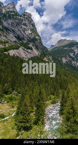 Vue aérienne de Val di Mello, une vallée verdoyante entourée de montagnes de granit et de bois, Val Masino, Valtellina, Sondrio. Italie Banque D'Images