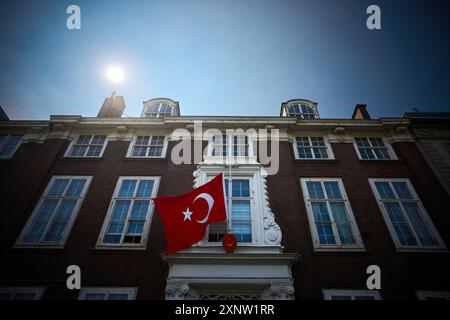 LA HAYE - les drapeaux volent en Berne à l'ambassade de Turquie à la Haye. Le président turc Erdogan a déclaré vendredi une journée de deuil national à la suite de la mort de l'ancien premier ministre palestinien et dirigeant du Hamas Ismail Haniyeh. Erdogan a appelé à ce que le drapeau flotte en Berne du lever au coucher du soleil. ANP PHIL NIJHUIS netherlands Out - belgique Out Credit : ANP/Alamy Live News Banque D'Images