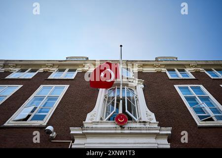 LA HAYE - les drapeaux volent en Berne à l'ambassade de Turquie à la Haye. Le président turc Erdogan a déclaré vendredi une journée de deuil national à la suite de la mort de l'ancien premier ministre palestinien et dirigeant du Hamas Ismail Haniyeh. Erdogan a appelé à ce que le drapeau flotte en Berne du lever au coucher du soleil. ANP PHIL NIJHUIS netherlands Out - belgique Out Credit : ANP/Alamy Live News Banque D'Images