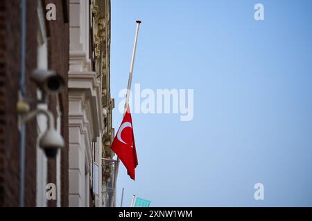 LA HAYE - les drapeaux volent en Berne à l'ambassade de Turquie à la Haye. Le président turc Erdogan a déclaré vendredi une journée de deuil national à la suite de la mort de l'ancien premier ministre palestinien et dirigeant du Hamas Ismail Haniyeh. Erdogan a appelé à ce que le drapeau flotte en Berne du lever au coucher du soleil. ANP PHIL NIJHUIS netherlands Out - belgique Out Credit : ANP/Alamy Live News Banque D'Images