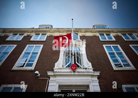 LA HAYE - les drapeaux volent en Berne à l'ambassade de Turquie à la Haye. Le président turc Erdogan a déclaré vendredi une journée de deuil national à la suite de la mort de l'ancien premier ministre palestinien et dirigeant du Hamas Ismail Haniyeh. Erdogan a appelé à ce que le drapeau flotte en Berne du lever au coucher du soleil. ANP PHIL NIJHUIS netherlands Out - belgique Out Credit : ANP/Alamy Live News Banque D'Images