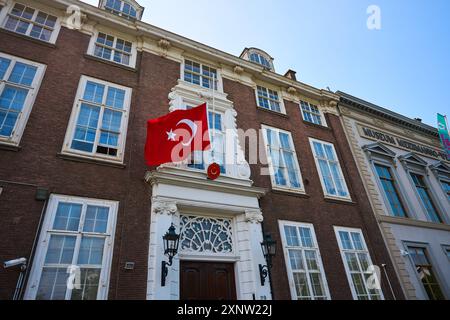 LA HAYE - les drapeaux volent en Berne à l'ambassade de Turquie à la Haye. Le président turc Erdogan a déclaré vendredi une journée de deuil national à la suite de la mort de l'ancien premier ministre palestinien et dirigeant du Hamas Ismail Haniyeh. Erdogan a appelé à ce que le drapeau flotte en Berne du lever au coucher du soleil. ANP PHIL NIJHUIS netherlands Out - belgique Out Credit : ANP/Alamy Live News Banque D'Images