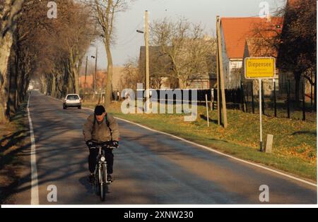 Rue du village avec panneau du village. La commune de Diepensee dans le quartier Brandebourg de Dahme-Spreewald doit faire place au futur aéroport Berlin-Schönefeld. Lieu. Village. Photo : MAZ/Bernd Gartenschläger,20.11.1997 [traduction automatique] Banque D'Images