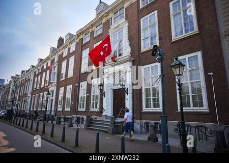 LA HAYE - les drapeaux volent en Berne à l'ambassade de Turquie à la Haye. Le président turc Erdogan a déclaré vendredi une journée de deuil national à la suite de la mort de l'ancien premier ministre palestinien et dirigeant du Hamas Ismail Haniyeh. Erdogan a appelé à ce que le drapeau flotte en Berne du lever au coucher du soleil. ANP PHIL NIJHUIS netherlands Out - belgique Out Credit : ANP/Alamy Live News Banque D'Images