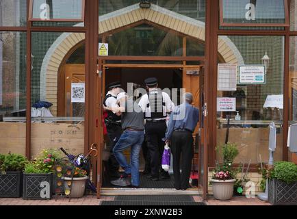 Policiers de la London Islamic Cultural Society (LICS) et de la mosquée de Haringey, au nord de Londres. Des centaines de mosquées à travers le pays renforcent leur sécurité et leurs mesures de protection avant les manifestations planifiées, a déclaré le Conseil musulman de Grande-Bretagne (MCB). On craint que des lieux de culte islamiques ne soient pris pour cible lors des manifestations qui devraient avoir lieu le week-end suivant l'attaque à l'arme blanche de Southport. Date de la photo : vendredi 2 août 2024. Banque D'Images