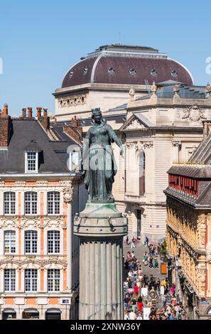 Colonne de la Déesse et de l'Opéra de Lille derrière elle, vue de l'autre côté de la place du général de Gaulle, la place centrale de Lille, hauts-de-France, F. Banque D'Images