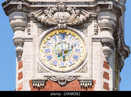 Horloge sur le beffroi de la Chambre de commerce, Lille, hauts-de-France, France Banque D'Images