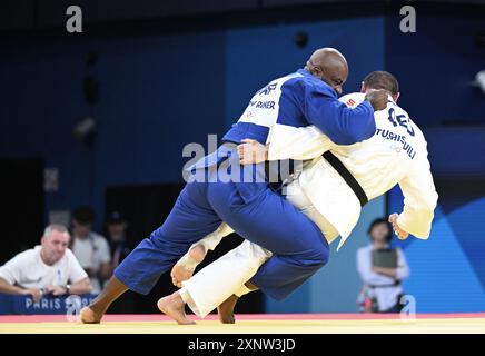 Paris, France. 2 août 2024. Le Français Teddy Riner (G) concourt avec le géorgien Guram Tushishvili lors du quart de finale masculin de judo de 100 kg aux Jeux Olympiques de Paris 2024 à Paris, France, le 2 août 2024. Crédit : Wu Wei/Xinhua/Alamy Live News Banque D'Images