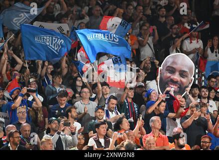 Paris, France. 2 août 2024. Les spectateurs encouragent le Français Teddy Riner lors du match de judo masculin 100kg aux Jeux Olympiques de Paris 2024 à Paris, France, le 2 août 2024. Crédit : Wu Wei/Xinhua/Alamy Live News Banque D'Images